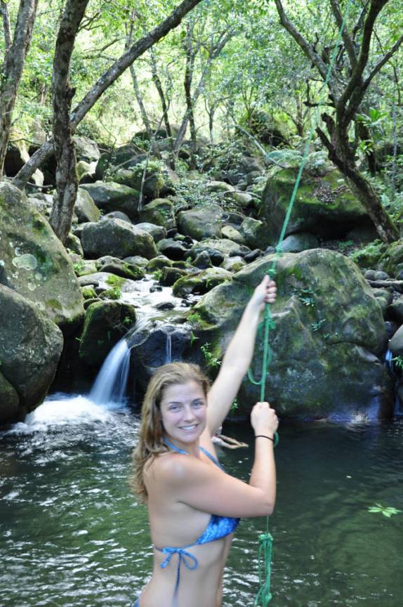 Pausa para um mergulho na metade do caminho da trilha do Kalalau, na Na'Pali Coast, costa norte do Kauai, no Havaí